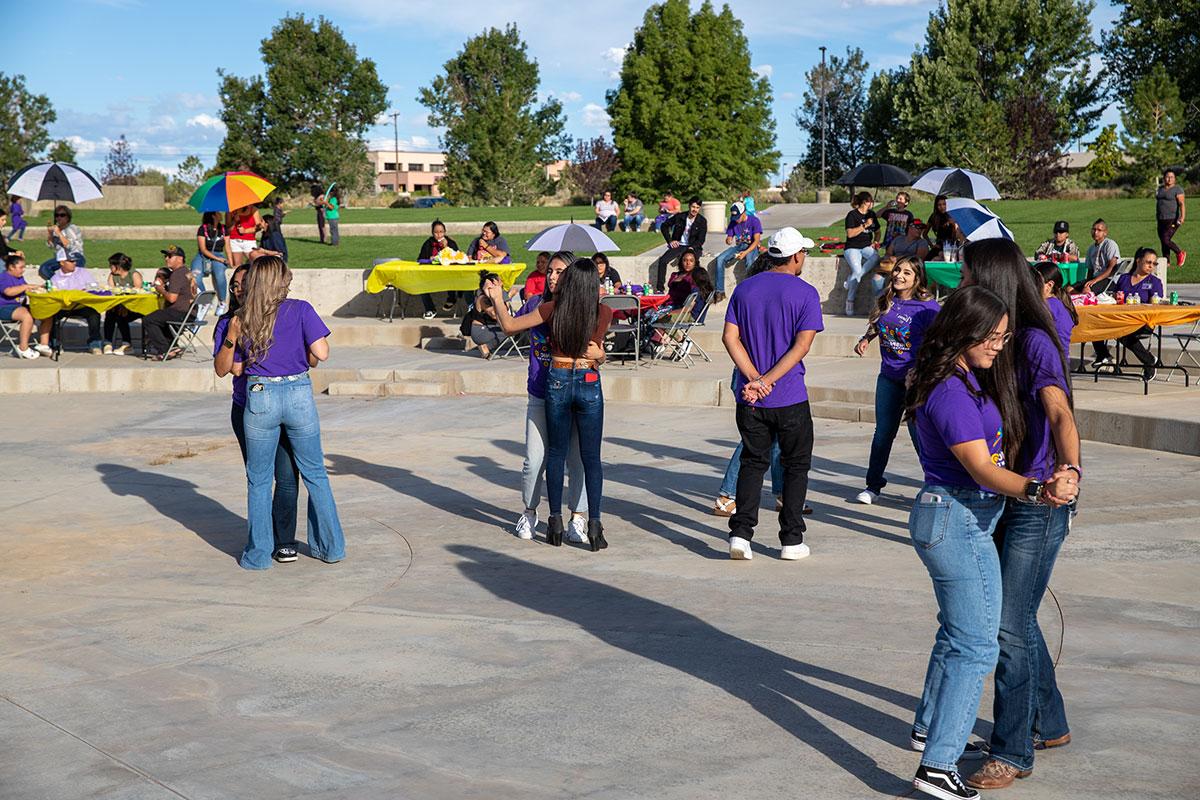 Grupo de personas bailando